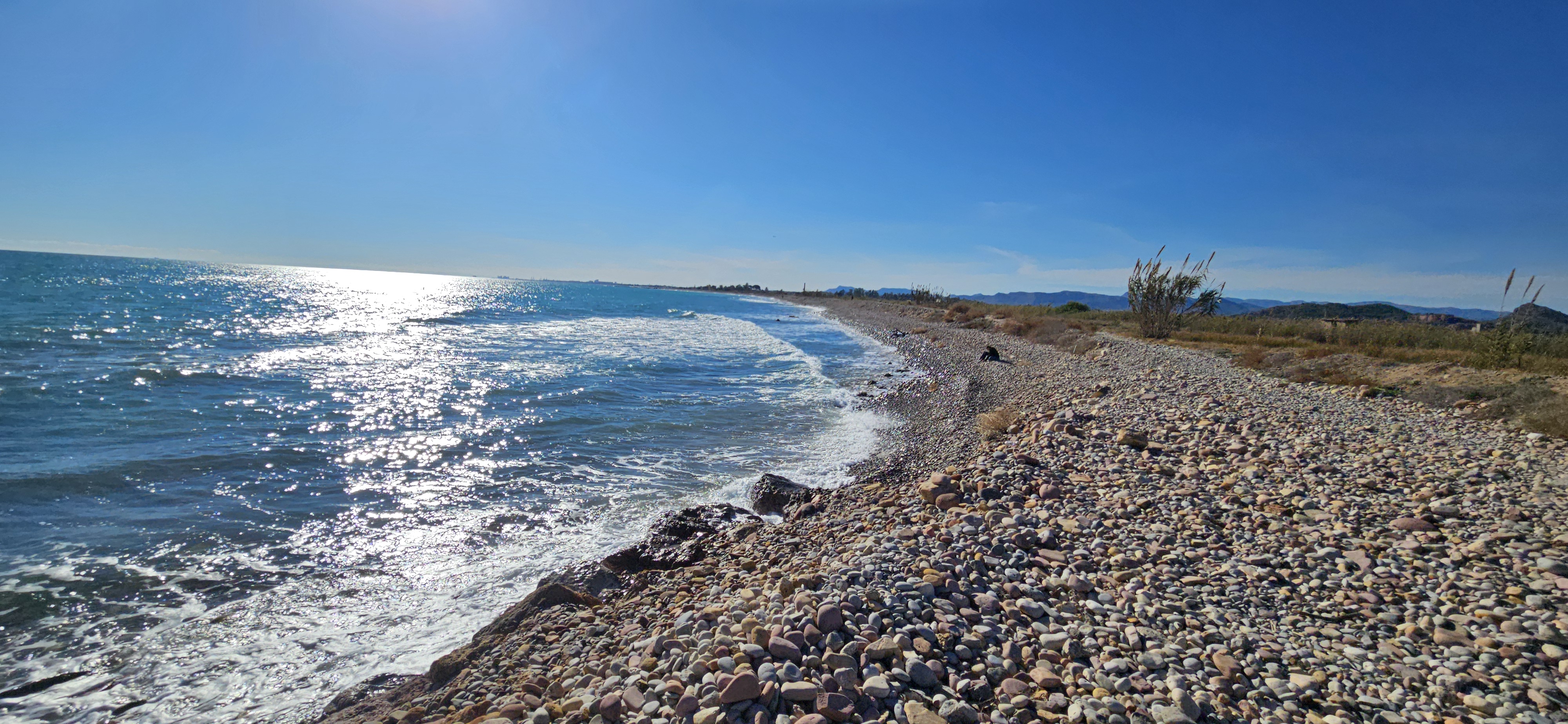 Orilla de playa con rocas en Chilches