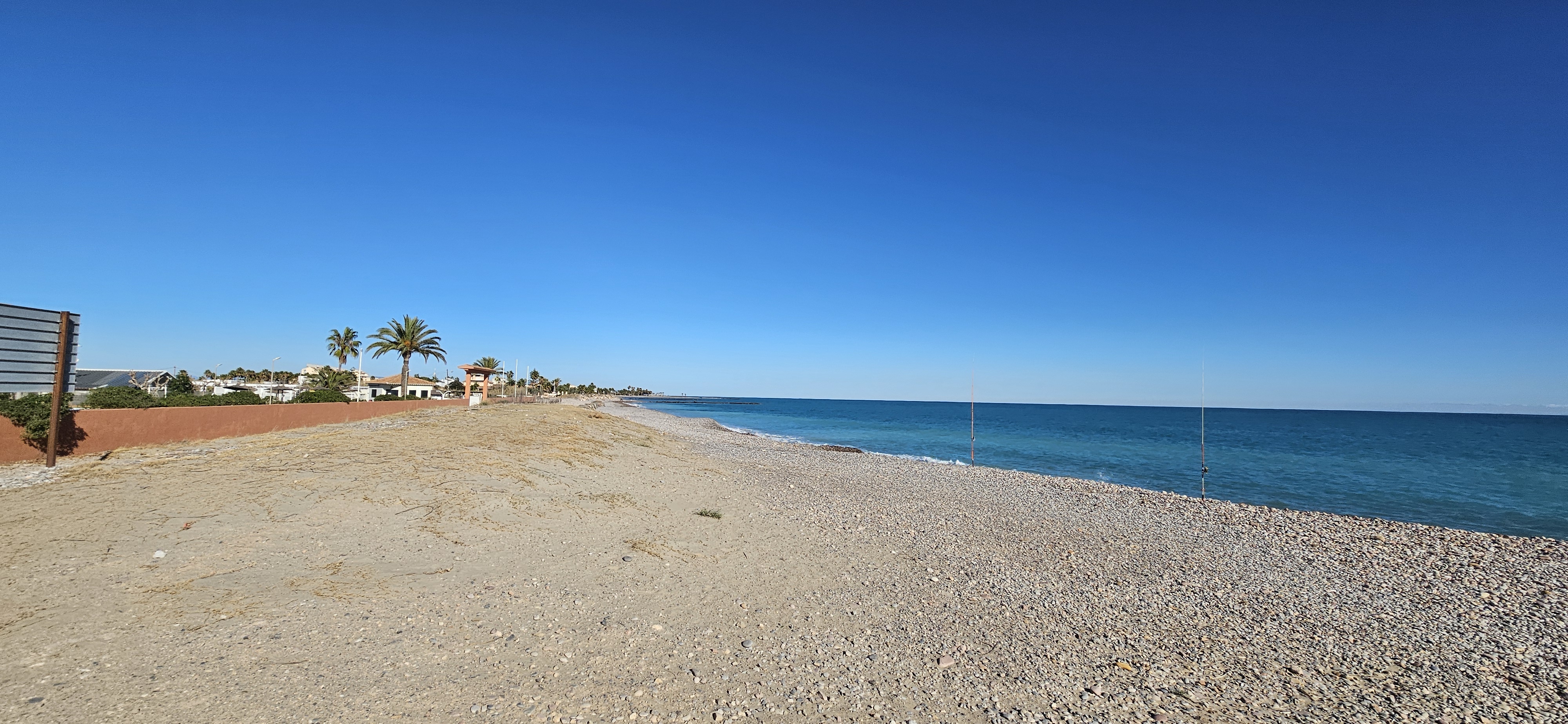 Playa de Chilches con paseo marítimo