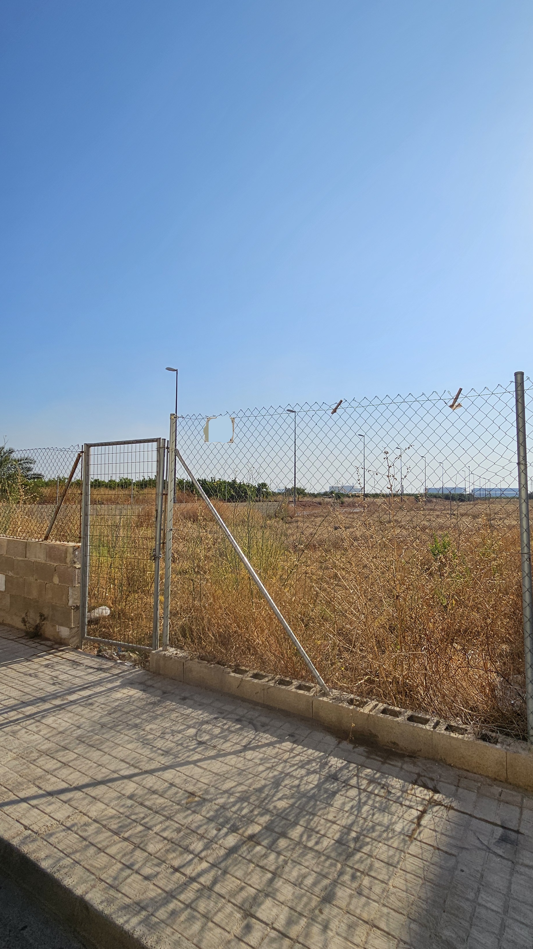 Vista del acceso al solar