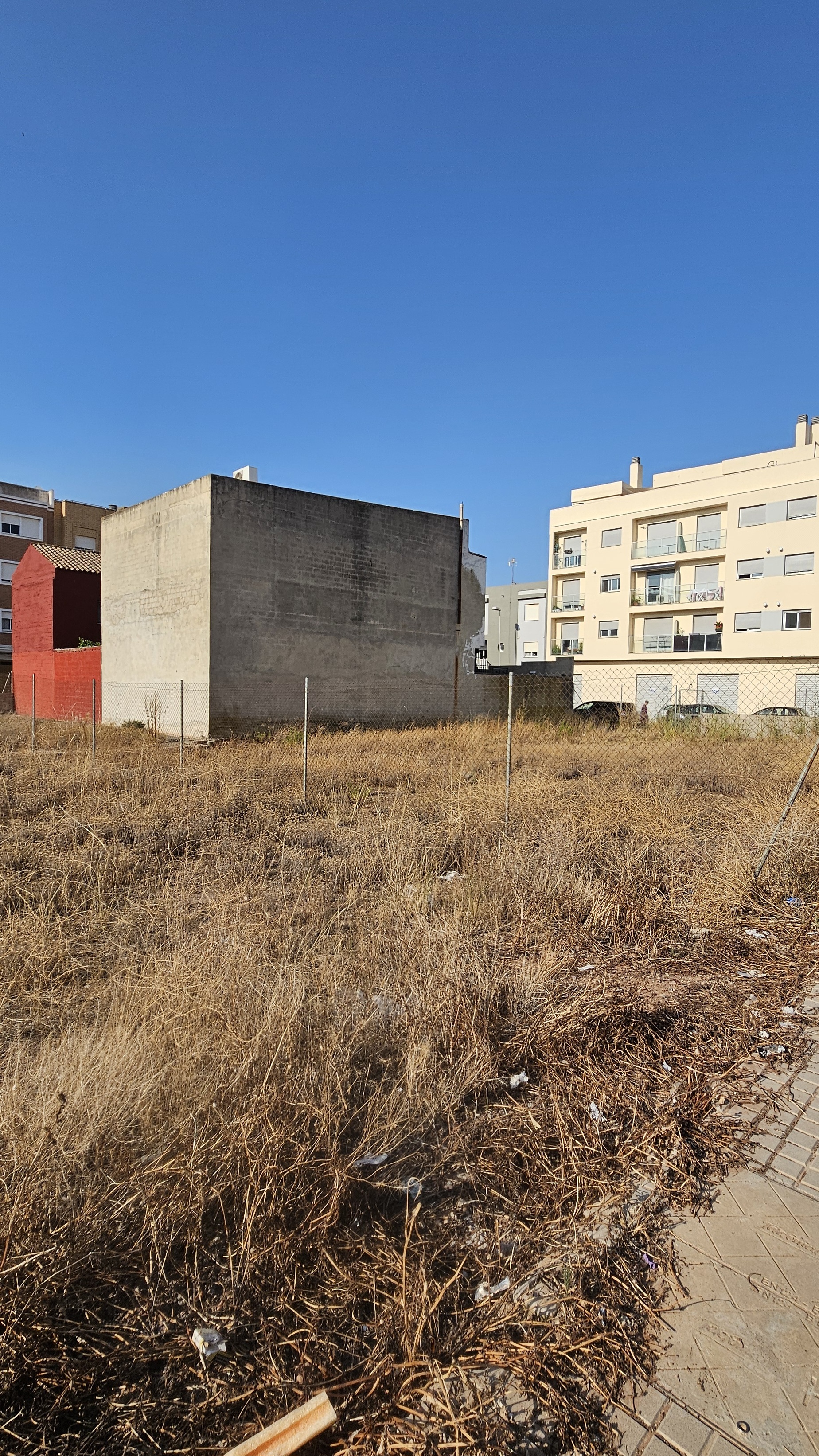 Vista del cerramiento y acceso peatonal
