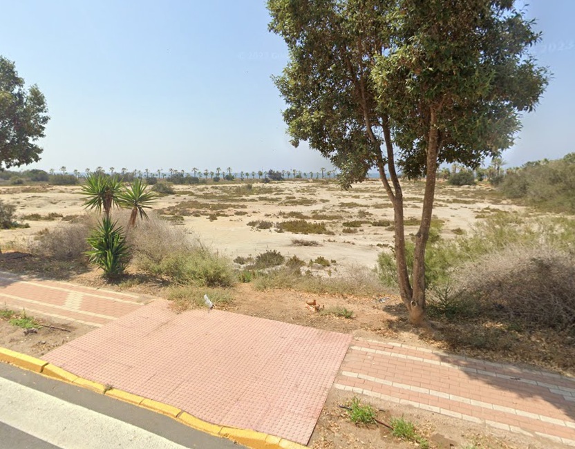 Vista del solar comercial desde calle